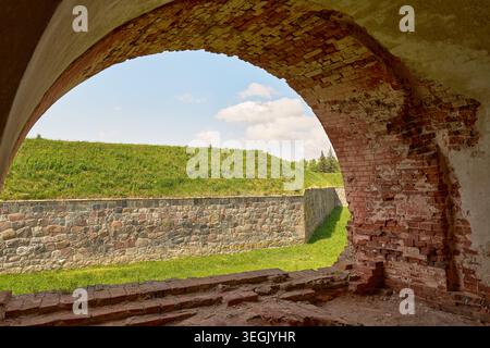 Grober Steinbogen mit Blick auf Green Hill und Befestigungen. Stockfoto