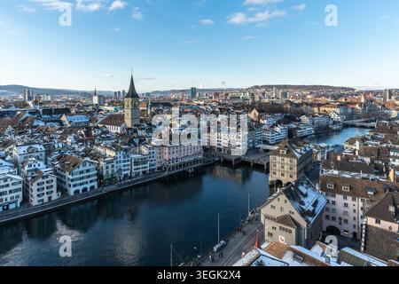 Blick von Grossmunster auf die schneebedeckten Dächer, die Limmat und die St. Peter Kirche, Schweiz Stockfoto
