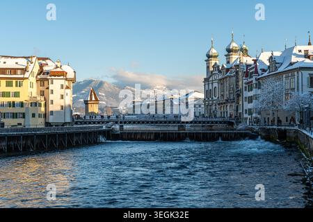 Ein weiter Blick auf das Reusser Flusswehr mit der Jesuitenkirche und den Alpen im Hintergrund, Schweiz Stockfoto
