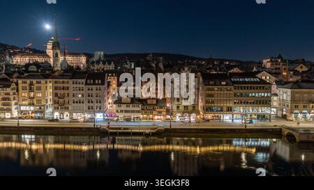 Nachtansicht auf die Züricher Altstadt vom Lindenhof mit der Limmat mit Stadtlichtern, Schweiz Stockfoto