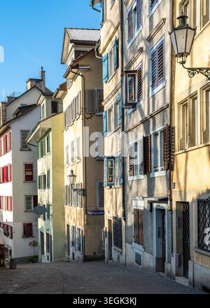 Enge Kopfsteinpflasterstraße in der Züricher Altstadt mit typischen bunten Häusern Stockfoto