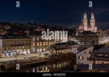 Hochwinkelblick von Zürich vom Lindenhof mit den Grossmunster Türmen, Schweiz Stockfoto