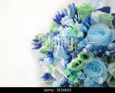Nahaufnahme des Brautstraußes aus Rosen zum Hochzeitstag. Platz für Text. Ein Hintergrund von Blumen in verschiedenen Farben Stockfoto