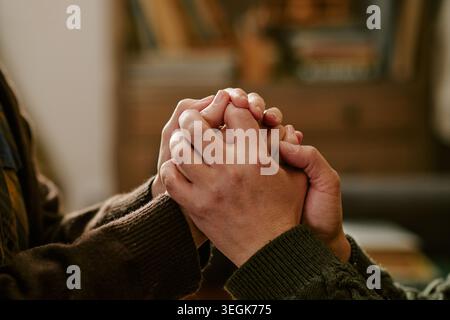 Erwachsene Frau, die Hände in der Kampagne „Gebet für Armut“ hält Stockfoto