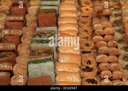 Eine Auswahl an Baklawa, Bassma, kol W shkor, Belawrieh usw. Stockfoto