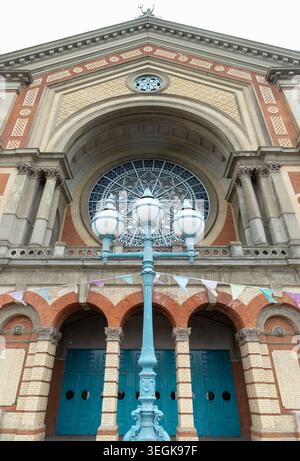 London, Großbritannien - 09. Juni 2025 - die imposante, symmetrische Pracht des Alexandra Palace, die historische viktorianische Fassade, wird von einem Monumental dominiert Stockfoto