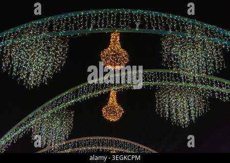 Al Wathba, Abu Dhabi, VAE – 08. November 2025: Leuchtende Lichtbögen im Freien erleuchten den Nachthimmel beim Sheikh Zayed Festival 2025-2026. Stockfoto