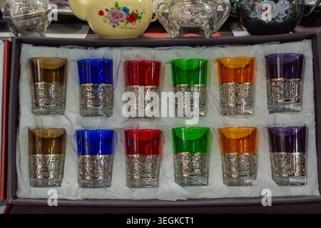 Al Wathba, Abu Dhabi, VAE – 08. November 2025: Lebendige marokkanische Teegläser zum Verkauf beim Sheikh Zayed Festival 2025-2026 in Abu Dhabi. Stockfoto