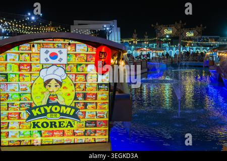 Al Wathba, Abu Dhabi, Vereinigte Arabische Emirate – 8. November 2025: Ein hell beleuchteter koreanischer Essensstand, der Instant Ramen beim Sheikh Zayed Festival 2025-2026 in Al wirbt Stockfoto