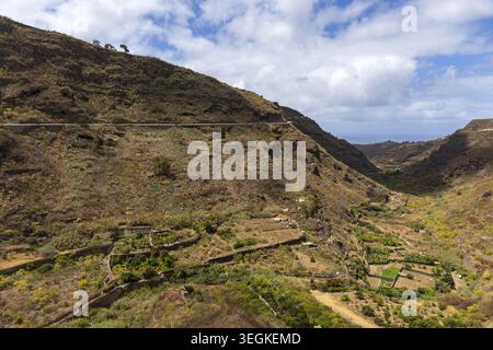 Malerische vulkanische Hügel mit landwirtschaftlichen Terrassen und grüner Vegetation in einem Bergtal auf Gran Canaria, Kanarischen Inseln, Spanien. Stockfoto