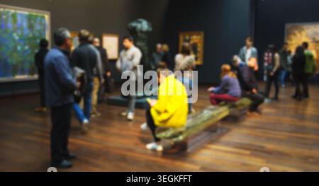 Besucher betrachten Kunstwerke in der Dauerausstellungshalle des Musée d'Orsay in Paris, Frankreich, Dezember 2015, unscharfes Foto Stockfoto