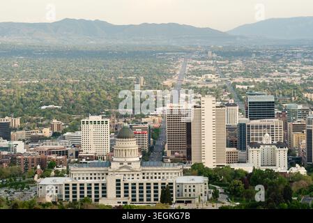 Aus der Vogelperspektive von Salt Lake City mit dem Utah State Capitol, den Gebäuden in der Innenstadt und den Bergen. Ruhig, Urban, Natur. Für Reisen, Nachrichten und Stockfoto