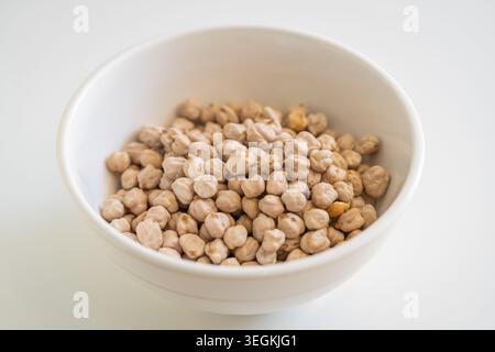 Ein Haufen getrockneter ungekochter Kichererbsen, eine gesunde Quelle für pflanzliches Protein. Stockfoto