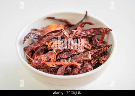 Ein großzügiger Haufen sonnengetrockneter roter Chilischoten, der weltweit in vielen scharfen Küchen verwendet wird. Stockfoto