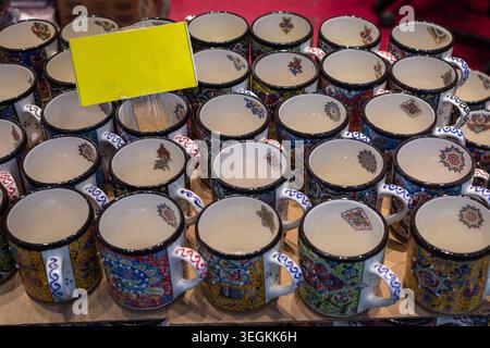 Global Village, Dubai, VAE – 23. November 2025: Handbemalte türkische Keramikbecher zum Verkauf bei Global Village Dubai. Stockfoto