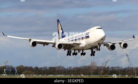 Schuss einer Singapore Airlines Cargo Boeing 747-412F (SCD) (9V-SFI), die am Flughafen Amsterdam Schiphol RWY18R landet. Aufgenommen am 5. April 2026 um 15:32 Uhr (lokal). Stockfoto