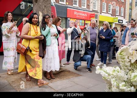 Am zweiten Tag der jährlichen Chelsea Flower Show am 20. Mai 2026 in London, England, bewundern Mitglieder des Publikums thematische Blumenvorstellungen vor einem Geschäft an der Kings Road. „Chelsea in Bloom“ ist ein kostenloses Straßenfest mit frischen Blumen vor den Händlern von Chelsea und wird von Cadogan in Zusammenarbeit mit der Royal Horticultural Society (RHS) produziert, die ab dem 18-24. Mai die Straßen von Chelsea umgestaltet. Der jährliche Wettbewerb ist für 145 Unternehmen von Chelsea, die ihre Außenbereiche mit kreativen Designs bekleiden und um die begehrten Auszeichnungen konkurrieren. Stockfoto
