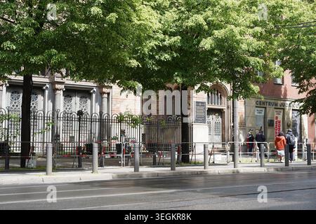 Berlin – 20. Mai 2026: Polizeibeamte hinter Sicherheitszäunen vor dem Centrum Judaicum in der Neuen Synagoge stationiert. Stockfoto