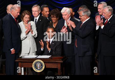 US-Präsident Barack Obama unterzeichnet den Dodd-Frank Wall Street Reform and Consumer Protection Act vor (L-R) Vizepräsident Joe Biden, Sprecher des Repräsentantenhauses Nancy Pelosi (D-CA), dem Mehrheitsführer des Senats Harry Reid (D-NV), der Rep. Maxine Waters (D-CA), Sen. Chris Dodd (D-CT) und Reagan Building, Mittwoch, 21. Juli 2010 in Washington. DC. das Gesetz ist die stärkste Finanzreformgesetzgebung seit der Weltwirtschaftskrise und schafft auch ein Verbraucherschutzbüro, das Banken bei Hypothekarkrediten und Kreditkartenpraktiken überwacht. .Foto von Win McNamee - Stockfoto