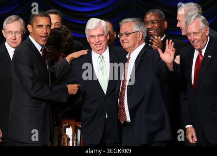 US-Präsident Barack Obama (L) begrüßt Rep. Barney Frank (R) (D-MA) und Sen. Chris Dodd (C) (D-CT) nach Unterzeichnung des Dodd-Frank Wall Street Reform and Consumer Protection Act im Ronald Reagan Building am Mittwoch, den 21. Juli 2010 in Washington, DC. Das Gesetz ist die stärkste Finanzreform-Gesetzgebung seit der Großen Depression und schafft außerdem ein Verbraucherschutzbüro, das Banken in Bezug auf Hypothekarkredite und Kreditkartengeschäfte überwacht. Ebenfalls abgebildet sind der Mehrheitsführer des US-Senats Harry Reid (D-NV), ganz links, und der Mehrheitsführer des US-Repräsentantenhauses Steny Hoyer (D-MD), ganz rechts Stockfoto