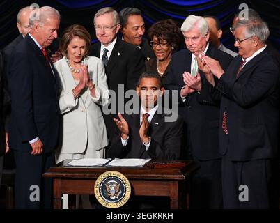 US-Präsident Barack Obama unterzeichnet den Dodd-Frank Wall Street Reform and Consumer Protection Act vor (L-R) Vizepräsident Joe Biden, Sprecher des Repräsentantenhauses Nancy Pelosi (D-CA), dem Mehrheitsführer des Senats Harry Reid (D-NV), der Rep. Maxine Waters (D-CA), Sen. Chris Dodd (D-CT) und Reagan Building, Mittwoch, 21. Juli 2010 in Washington. DC. das Gesetz ist die stärkste Finanzreformgesetzgebung seit der Weltwirtschaftskrise und schafft auch ein Verbraucherschutzbüro, das Banken bei Hypothekarkrediten und Kreditkartenpraktiken überwacht. .Foto von Win McNamee - Stockfoto