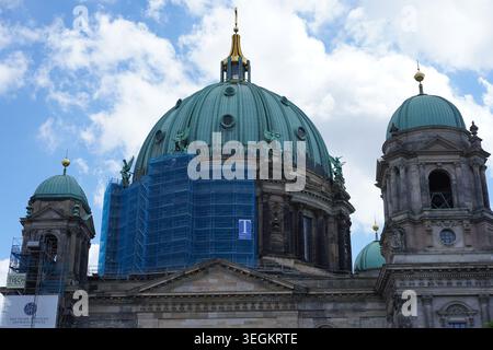 Berlin, Deutschland - 20. Mai 2026: Nahaufnahme des Berliner Doms mit blauem Gerüst und Baunetzen zur Restaurierung. Stockfoto