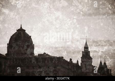 Conciergerie und Tribunal of Commerce in Paris, Silhouetten vor hellem Himmel, Retro-altes Sepia-Foto, Frankreich Stockfoto