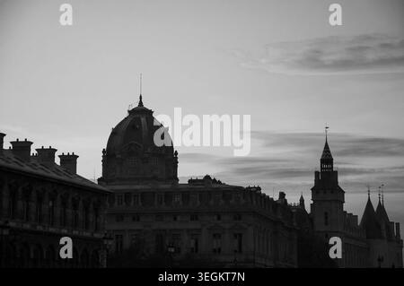 Conciergerie und Tribunal of Commerce in Paris, Silhouetten vor hellem Himmel, schwarzweißes historisches Foto, Frankreich Stockfoto