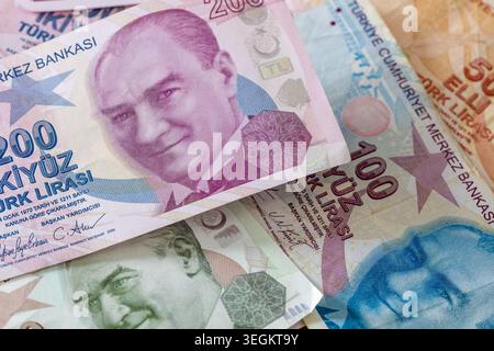 Türkische Lira-Banknoten Hintergrund Draufsicht Vollformat. Finanz- und Geschäftskonzept. Stockfoto