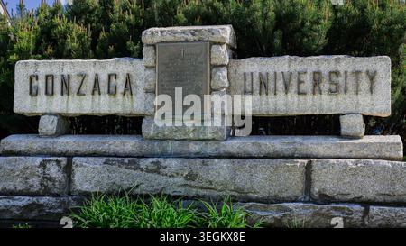 Spokane, WA, USA - 3. Mai 2026; Steinschild mit Metallbuchstaben für die Gonzaga University in Spokane Washington Stockfoto