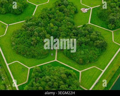 Drohnenansicht des geometrischen Parks in der Nähe von Selby in North Yorkshire, Großbritannien, mit Waldsteinen, die Fußwege kreuzen, und lebendigen grünen Quellen-lan Stockfoto