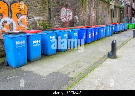 Die Blue Commercial Recycling Bins for Dry Mixed Recycling (DMR) der NWH Group wurden in einer Servicestelle in Glasgow, Schottland, Großbritannien, aufgestellt Stockfoto