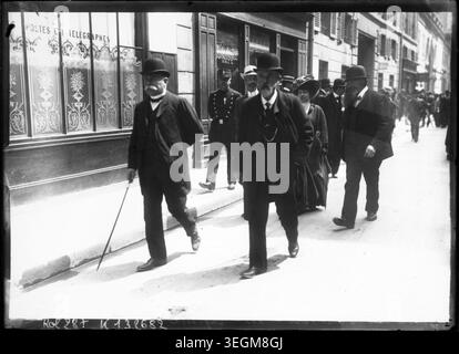 Louis Lépine beaufsichtigt die Postarbeiter während eines Streiks im Mai 1909. Das Pressefoto dokumentiert die Arbeitsunruhen, von denen französische Postpersonal betroffen war, und dokumentiert die Spannungen der Bürger im Frankreich des frühen 20. Jahrhunderts. Stockfoto
