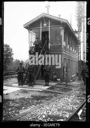 Im Oktober 1910 findet ein Streik von Eisenbahnarbeitern am Pariser Gare Saint-Lazare statt, wobei französische Soldaten auf den Gleisen stationiert sind, um die Ordnung zu wahren und den Zugang zu kontrollieren. Medium: Pressefoto. Stockfoto