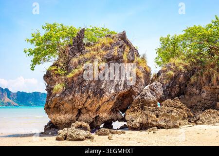 Große Kalksteinformation an einem tropischen Strand in Krabi Thailand. Küstenlandschaft, Felsformation, Reiseziel. Stockfoto