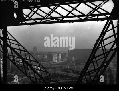 Der Champ de Mars ist 1908 vom Eiffelturm in Paris aus zu sehen und zeigt die Stadtansichten, das 7. Arrondissement und die Galerie des Machines im frühen 20. Jahrhundert. Drücken Sie Foto. Stockfoto