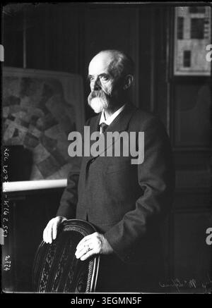 Louis Lépine, Polizeichef, posiert zwischen 1900 und 1945 für ein formelles Porträt in Paris, Frankreich, das auf einem Pressefoto aufgenommen wurde, das seine offizielle Position in der Strafverfolgung unterstreicht. Stockfoto