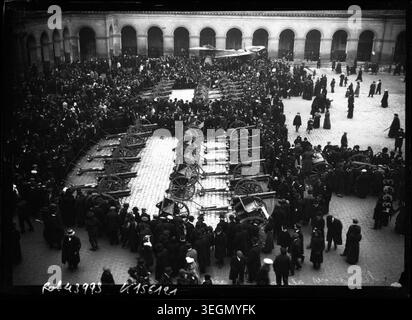 Deutsche Kanonen, die vom Feind gefangen genommen wurden, sind 1915 im Innenhof des Invaliden in Paris, Frankreich, ausgestellt, auf einem Pressefoto mit militärischen Trophäen aus dem Ersten Weltkrieg Stockfoto