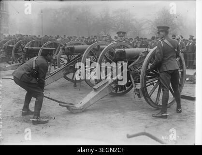 Deutsche Kanonen werden in London als gegnerische Trophäen während des Ersten Weltkriegs 1915 ausgestellt. Die Ausstellung zeigt Artilleriestücke aus dem deutschen Heer und zeigt Kriegsbeute, die öffentlich für das britische Publikum ausgestellt werden. Drücken Sie Foto. Stockfoto