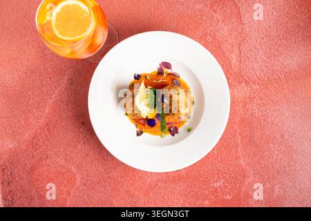 Köstliches Gourmet-Gericht mit lebendigem Cocktail an einem stilvollen Dining Table Stockfoto
