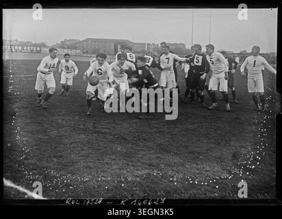 Die Spieler treten am 18. Dezember 1911 in einem Rugbyspiel im Parc des Princes in Paris an, das die französischen Rugbywettbewerbe und Vereinssportarten des frühen 20. Jahrhunderts veranschaulicht. Stockfoto