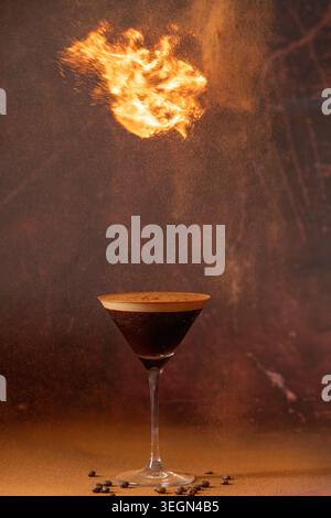 Kaffee-Cocktail, der die Sinne mit einer atemberaubenden Flamme über dem Glas in einem warmen Ambiente entzündet Stockfoto