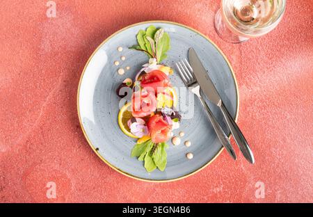 Köstliche kulinarische Kreation auf einem stilvollen Teller in einem trendigen Restaurant Stockfoto