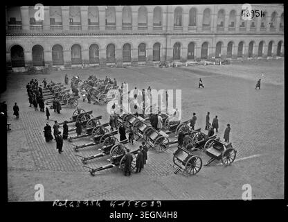 Deutsche Kanonen, die von feindlichen Streitkräften gefangen genommen wurden, sind 1915 im Innenhof des Hôtel des Invalides in Paris ausgestellt, die Trophäen des Krieges zeigen und französische Artilleriesammlungen während des Ersten Weltkriegs illustrieren Stockfoto