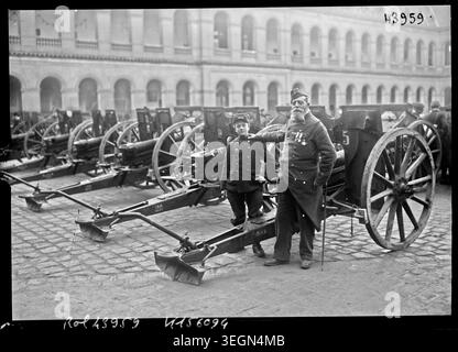 Pressefoto deutscher Kanonen, die 1915 auf der Invalides-Ausstellung in Paris gezeigt wurden, mit militärischen Trophäen, die während des Ersten Weltkriegs vom Feind gefangen wurden. Medium: Pressefoto. Stockfoto