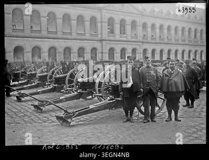 Deutsche Kanonen, die vom Feind gefangen genommen wurden, werden 1915 im Innenhof des Hôtel des Invalides in Paris ausgestellt, wo militärische Trophäen und Artillerie gezeigt werden, die während des Ersten Weltkriegs von der französischen Armee eingenommen wurden Stockfoto