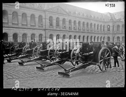 Deutsche Kanonen, die vom Feind gefangen genommen wurden, werden 1915 im Innenhof des Hôtel des Invalides in Paris ausgestellt, die Trophäen des Ersten Weltkriegs und militärische Artillerieausstellungen darstellen. Drücken Sie Foto Stockfoto