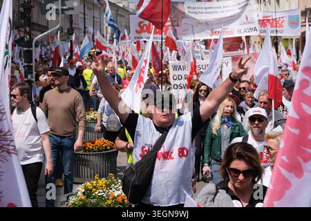 Warschau, Woiwodschaft Masowien, Polen. Mai 2026. Ein Demonstrant macht das Siegeszeichen mit beiden Händen, während Tausende während eines protestmarsches gegen die grüne Politik der Europäischen Union und zur Unterstützung eines nationalen Referendums über den EU-Grünen Deal in Warschau die Nowy-Swiat-Straße hinunterziehen. Organisiert von der gewerkschaft Solidarity, die eng mit der Partei Recht und Gerechtigkeit (PiS) verbunden ist, war die Demonstration hauptsächlich rechtsradikal, EU-feindlich und regierungsfeindlich. (Kreditbild: © Roman Koziel/ZUMA Press Wire) NUR REDAKTIONELLE VERWENDUNG! Nicht für kommerzielle ZWECKE! Stockfoto