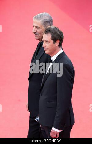 Cannes, Frankreich. Mai 2026. Der französisch-armenische Schauspieler Simon Abkarian und der französische Regisseur und Drehbuchautor Antonin Baudry kommen am 20. Mai 2026 zur Vorführung des Films 'La Bataille de Gaulle: L'Age de fer' (de Gaulle: Tilting Iron) bei der 79. Ausgabe des Filmfestivals in Cannes, Südfrankreich. Foto: Eliot Blondet/ABACAPRESS.COM Credit: Abaca Press/Alamy Live News Stockfoto