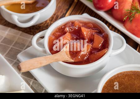 Reiches mediterranes Frühstück im Freien serviert, üppiges traditionelles türkisches Frühstück mit frischem Brot, Käse, Oliven, Eiern und saisonalen Zutaten Stockfoto